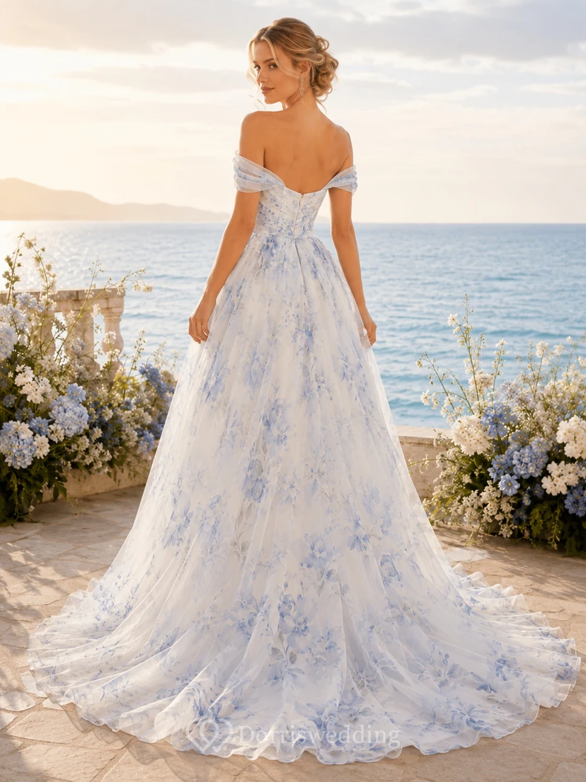Blaues, schulterfreies Brautkleid aus Organza mit Blumenmuster für eine Strandzeremonie view 2