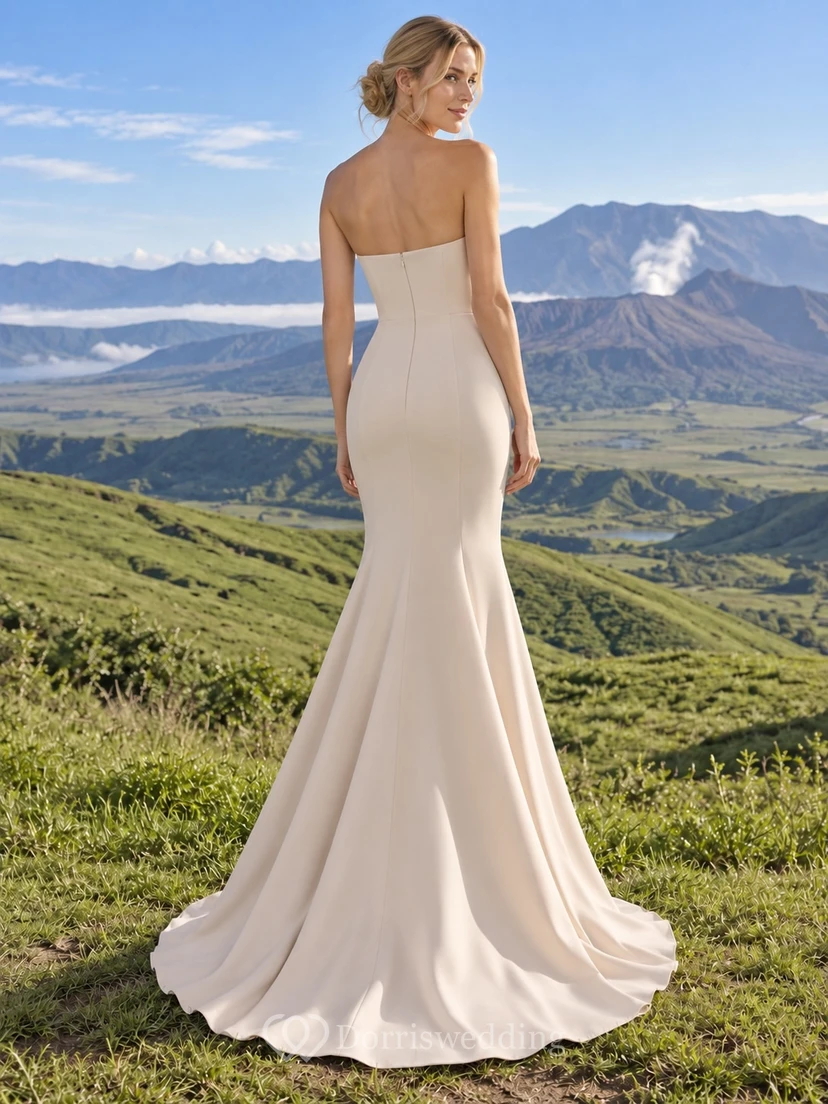 Schlichtes, champagnerfarbenes, trägerloses Brautkleid im Meerjungfrauenstil mit glattem Oberteil und Schleppe. view 2