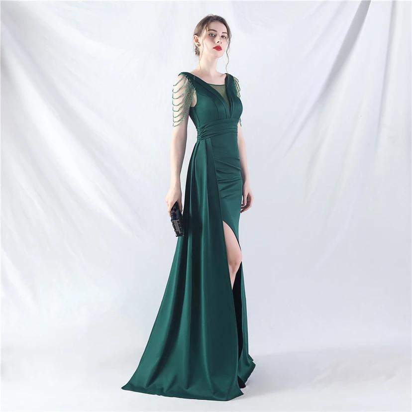 Ein Abendkleid aus insgesamt 8 Farben, gefertigt mit aufwendiger Satinfalttechnik und Perlenstickerei. view 32