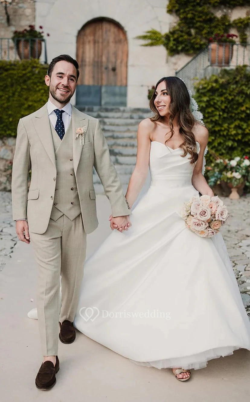 Schlichtes, einfarbiges Brautkleid aus Satin mit herzförmigem Ausschnitt, seitlicher Drapierung und A-Linien-Schnitt