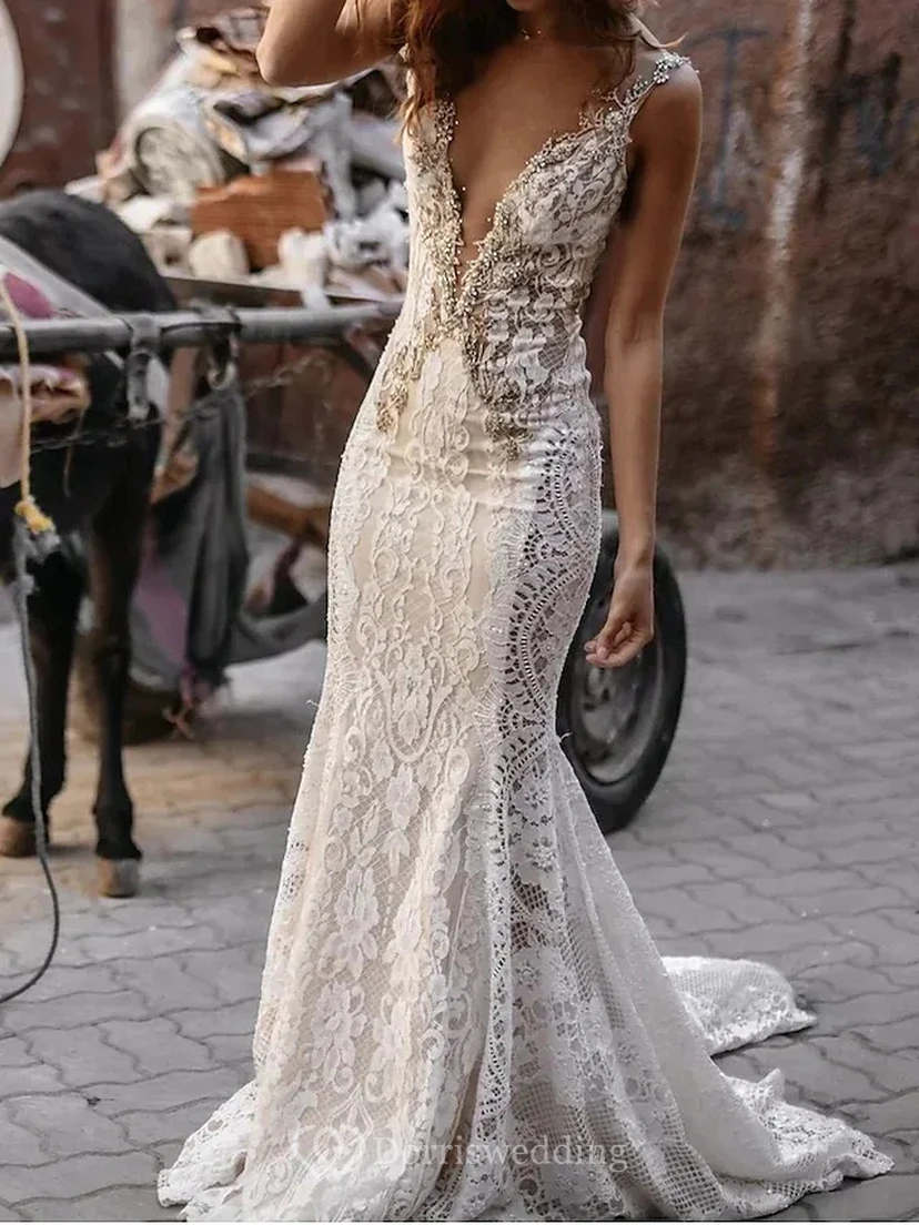 Vestido de novia bohemio de encaje estilo sirena con escote ilusión pronunciado. view 2