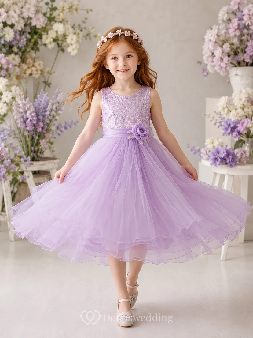 Robe de demoiselle d'honneur mi-longue à ceinture, sans manches, en tulle à sequins lavande, coupe trapèze, longueur thé, avec ceinture.
