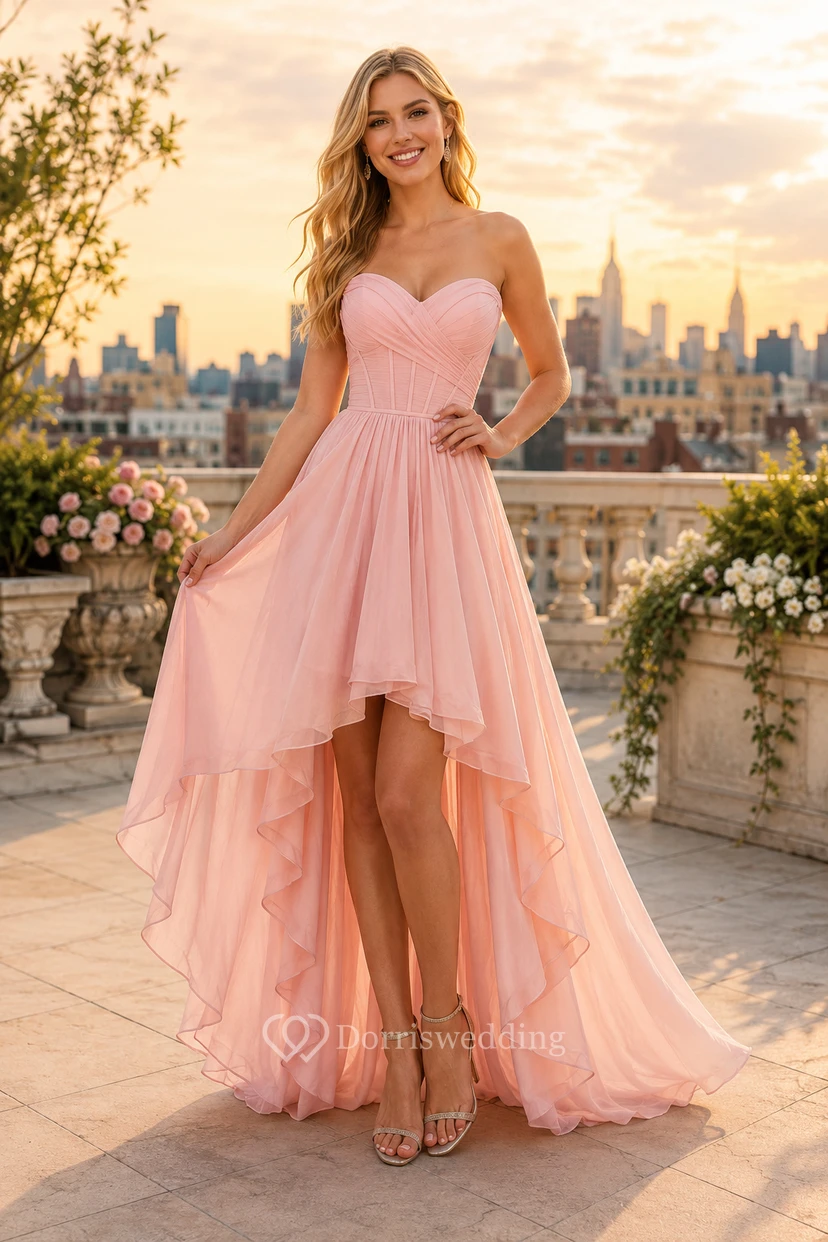 Vestido formal de gasa rosa empolvado de talla grande, corte asimétrico, con corpiño plisado sin tirantes.