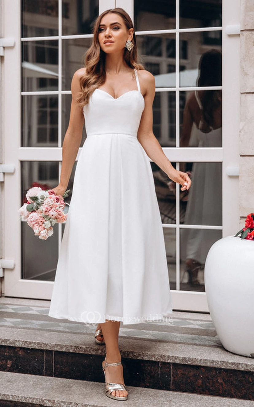 Schlichtes, ärmelloses, wadenlanges Brautkleid aus Satin mit Rüschen und A-Linien-Schnitt
