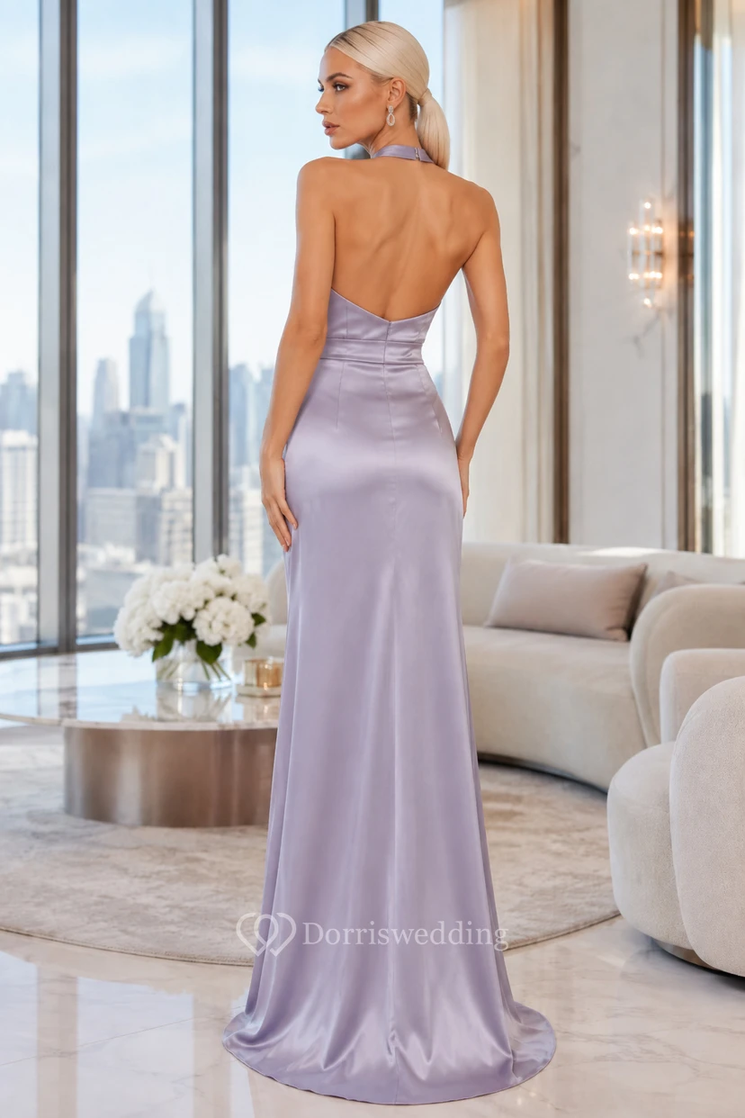Robe de demoiselle d'honneur grande taille en satin lavande, col montant et taille drapée, coupe fourreau dos nu. view 2