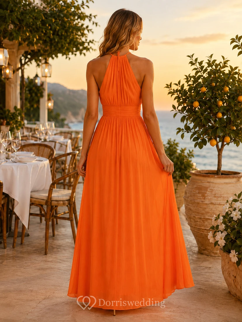 Vestido largo de noche de gasa plisada con escote halter color naranja view 2