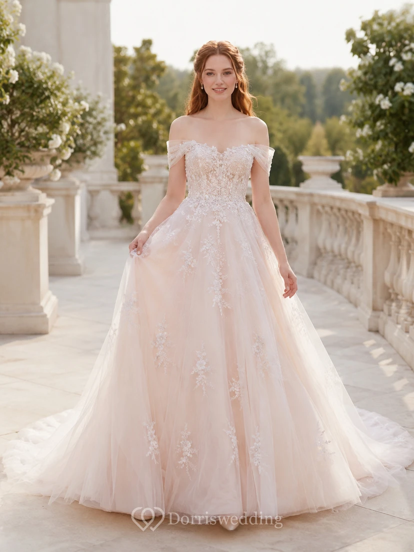 Robe de mariée romantique en dentelle florale rose poudré, épaules dénudées, coupe trapèze, traîne courte