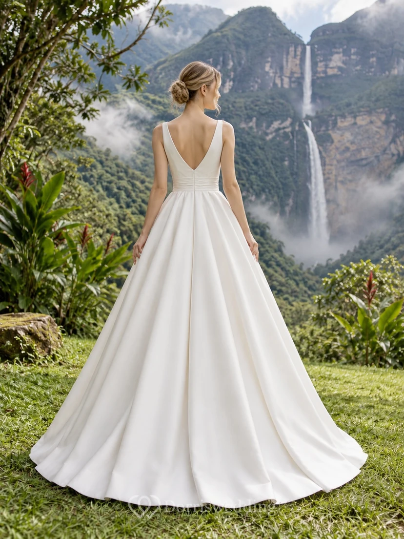 Sencillo vestido de novia de satén con escote en V, cintura drapeada y falda acampanada. view 2