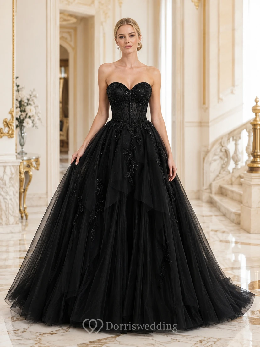 Vestido de fiesta largo negro sin tirantes, escote corazón, corsé, encaje floral, tul, volantes y falda de gala.