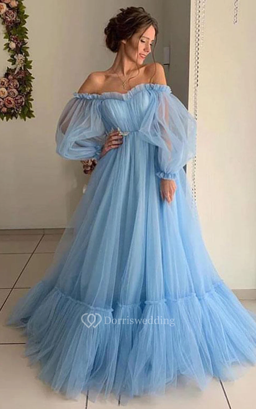 Vestido de gala etéreo de manga larga con cola de tul hasta el suelo y volantes.