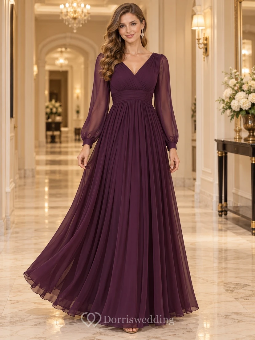 Vestido de noche formal de gasa color ciruela con escote en V, mangas largas transparentes, corpiño fruncido y corte en A, largo hasta el suelo.