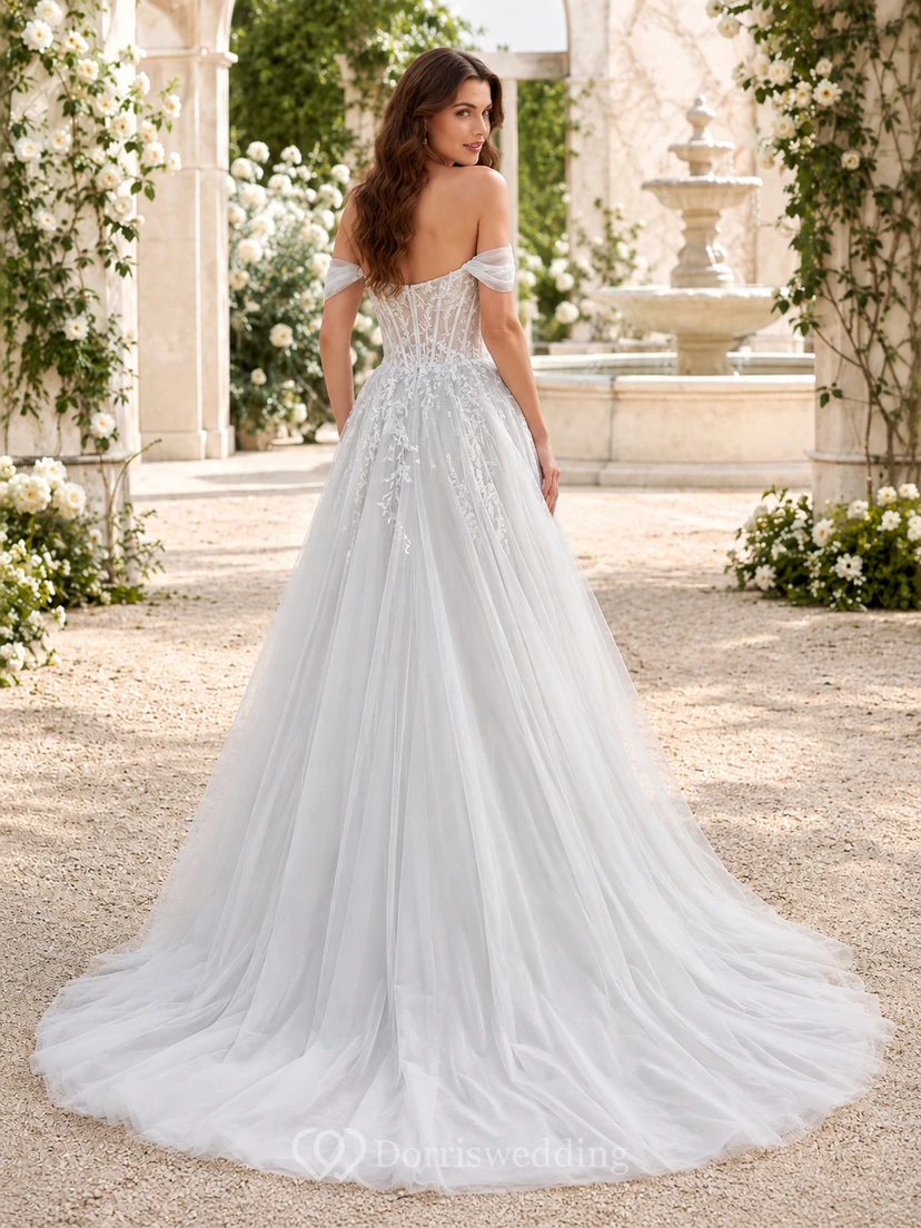 Robe de mariée champêtre en tulle et dentelle gris clair, épaules dénudées, corset, coupe trapèze. view 2
