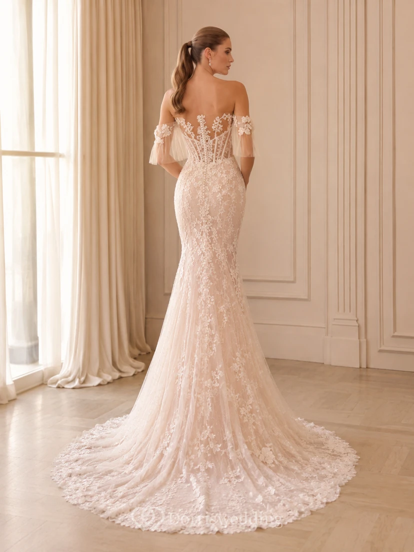 Robe de mariée sirène en dentelle, décolleté cœur, manches bouffantes, traîne chapelle, ornée d'appliques, style bal, pour une mariée de bal. view 2