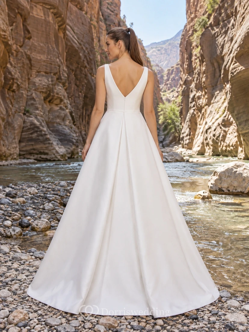 Vestido de novia sencillo de satén con escote en V, sin mangas, corte en A, cintura plisada y largo hasta el suelo. view 2