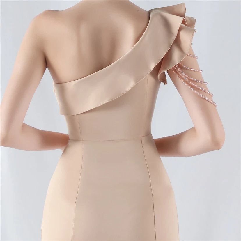 Vestido de noche asimétrico de satén con escote alto y cuello oblicuo, adornado con cuentas. view 10