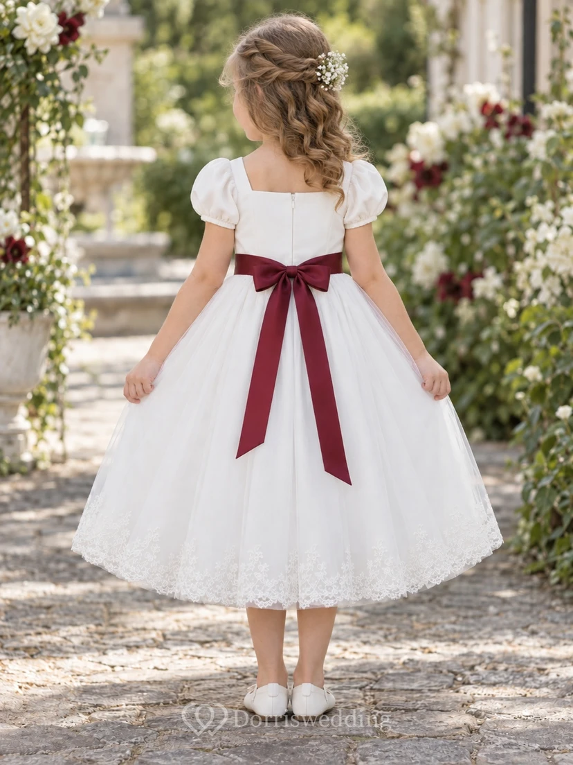 Vestido de niña de flores blanco de corte A con tul, mangas abullonadas, escote corazón, dobladillo de encaje y fajín burdeos. view 2