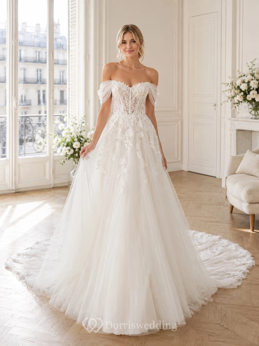 Robe de mariée classique en dentelle et tulle, épaules dénudées, manches courtes, coupe trapèze, traîne cathédrale, ornée d'appliqués floraux.