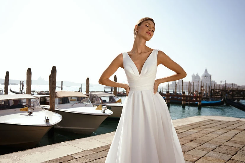 Schlichtes, ärmelloses Brautkleid mit V-Ausschnitt, sexy Schlitz vorne, Empire-Stil und Raffungen view 4