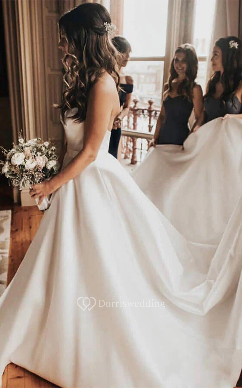 Robe de mariée unie simple, coupe trapèze, dos nu, bustier cœur et traîne chapelle view 2
