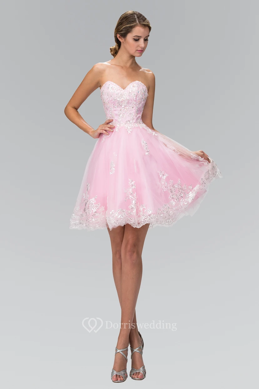 Vestido corto de tul sin mangas con escote corazón y corte en A, adornado con cuentas.