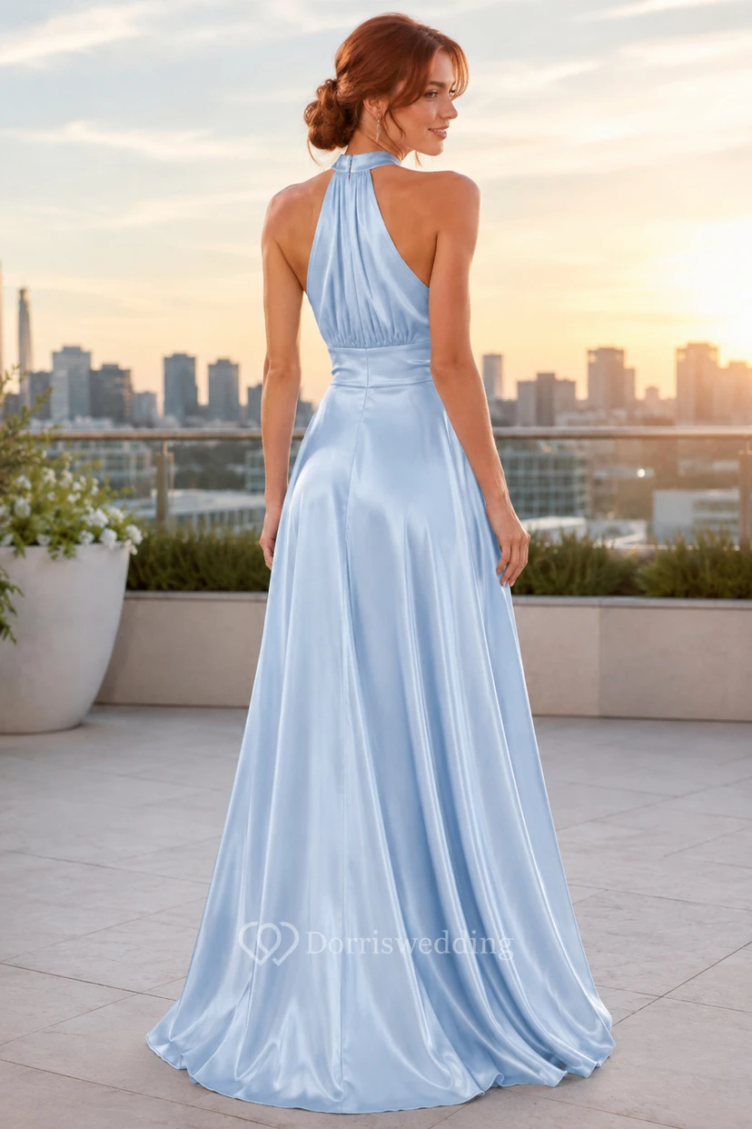Robe de soirée bleu ciel en satin, coupe trapèze, dos nu, sans manches, longueur au sol view 2