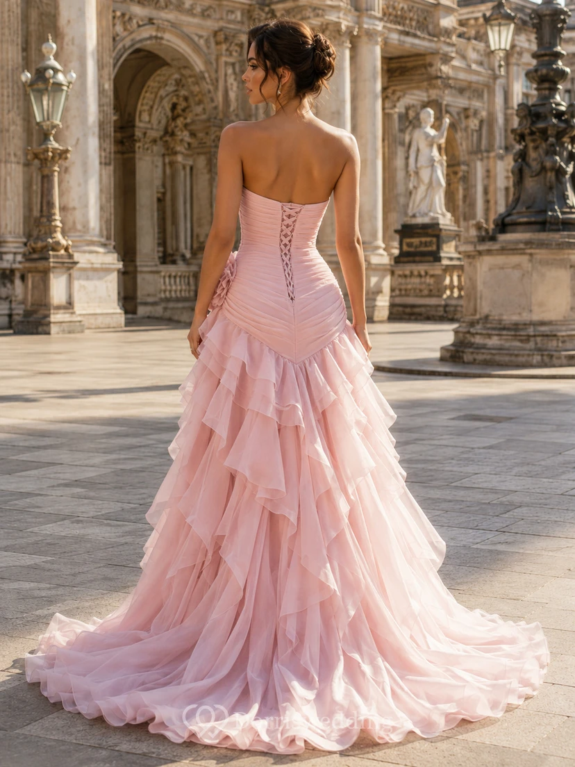 Vestido de fiesta de tul color champán, sin tirantes, con escote corazón, corte sirena, cola larga, volantes y capas. view 4