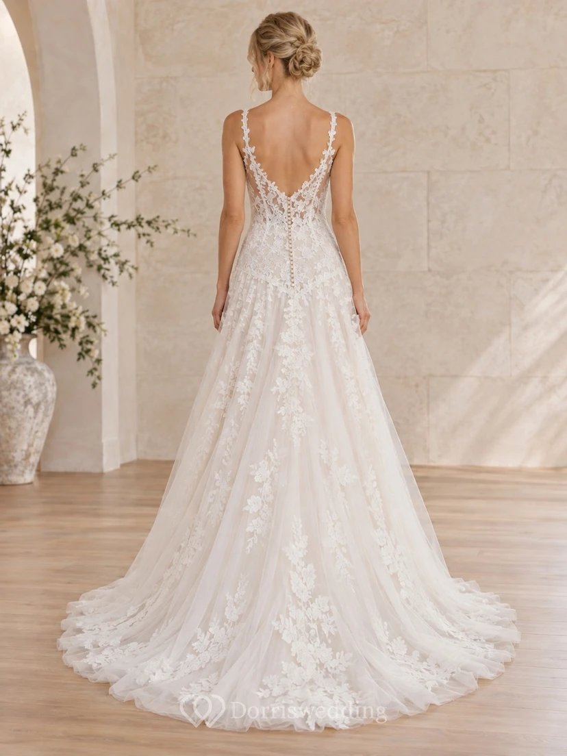 Robe de mariée en tulle à taille basse, bretelles fleuries, décolleté cœur et traîne courte view 2