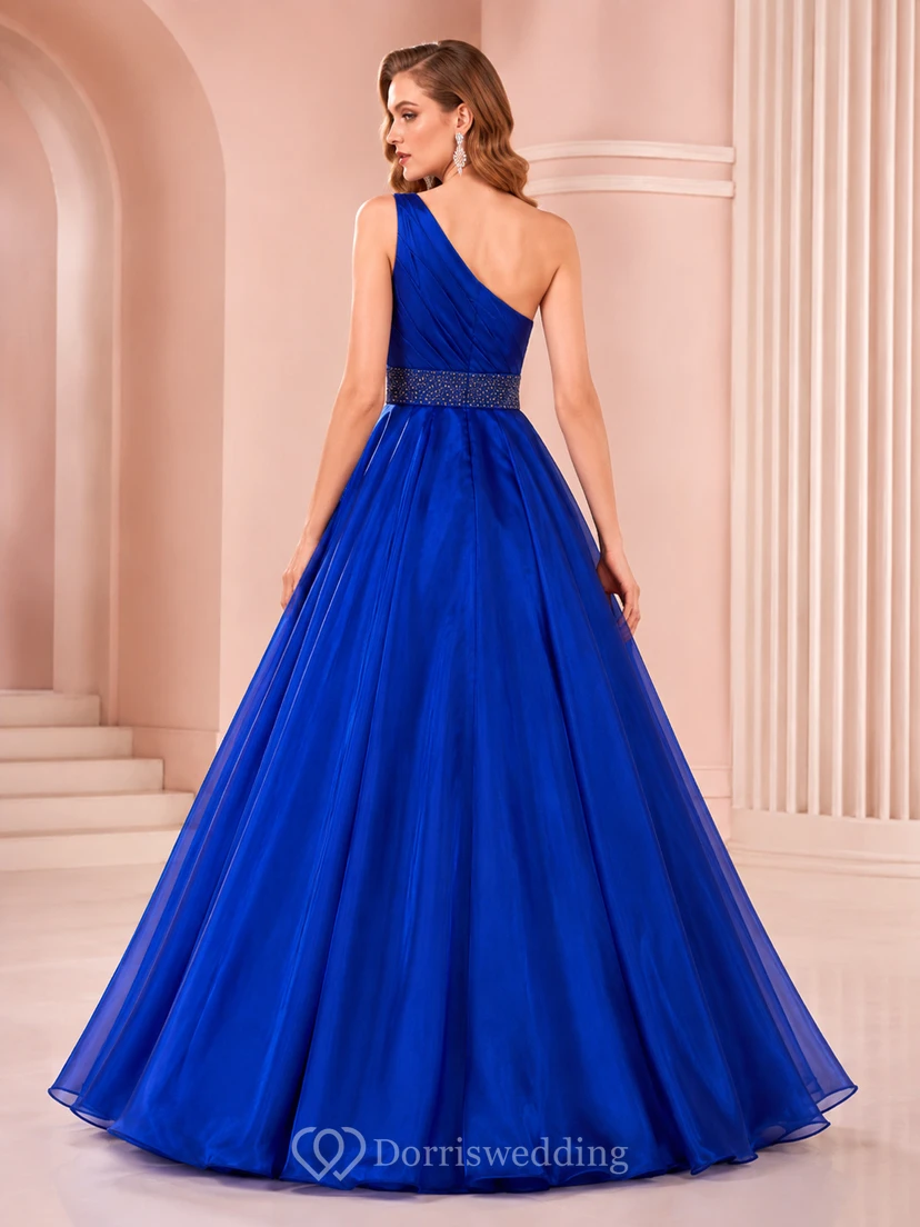 Vestido de noche romántico largo hasta el suelo, de corte A, asimétrico, de tul azul rey con cintura adornada con cuentas y un solo hombro. view 2