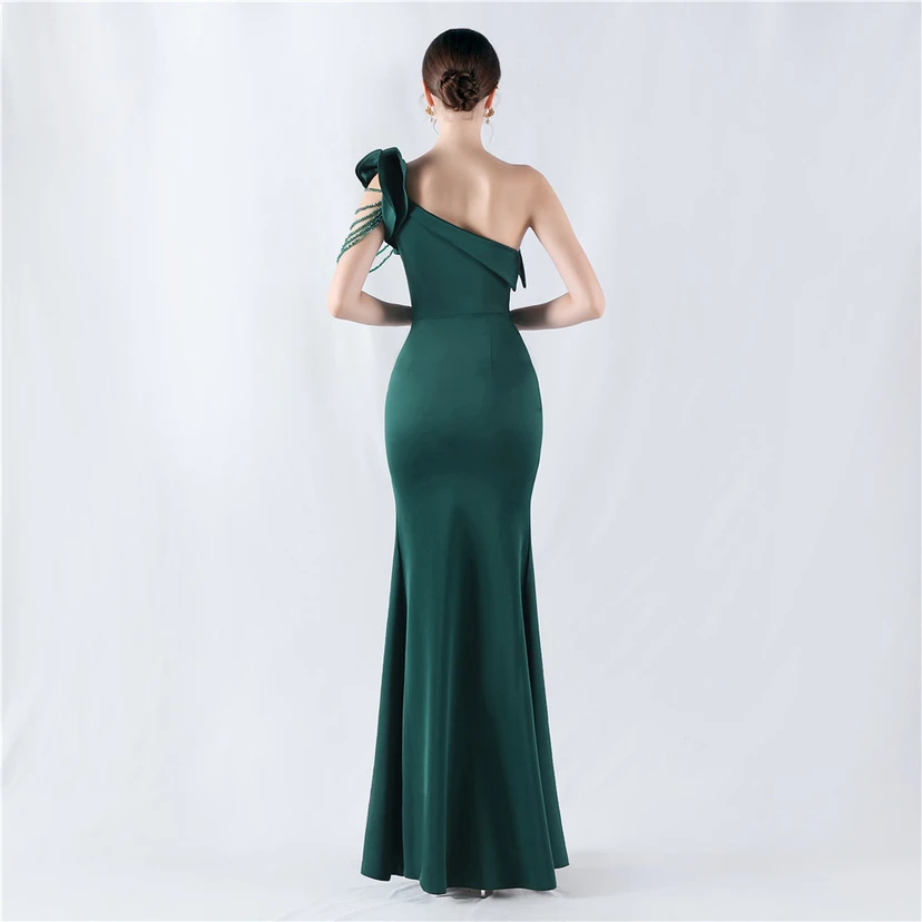 Vestido de noche con cuello oblicuo, hombros con estampado de hojas de loto, bordado artesanal y diamantes, ideal para la celebración de la reunión anual. view 15