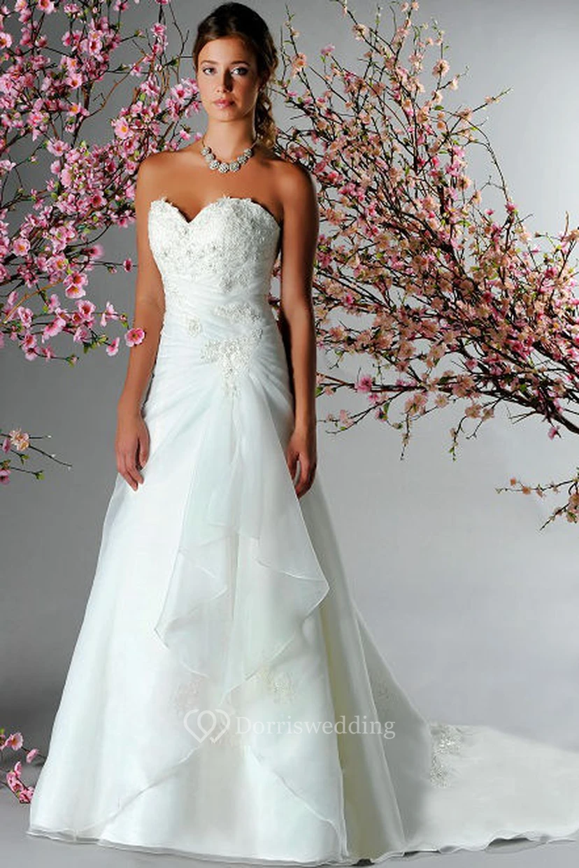 Sweetheart A-Line Organza Bridal Gown With Appliques And Side Drape