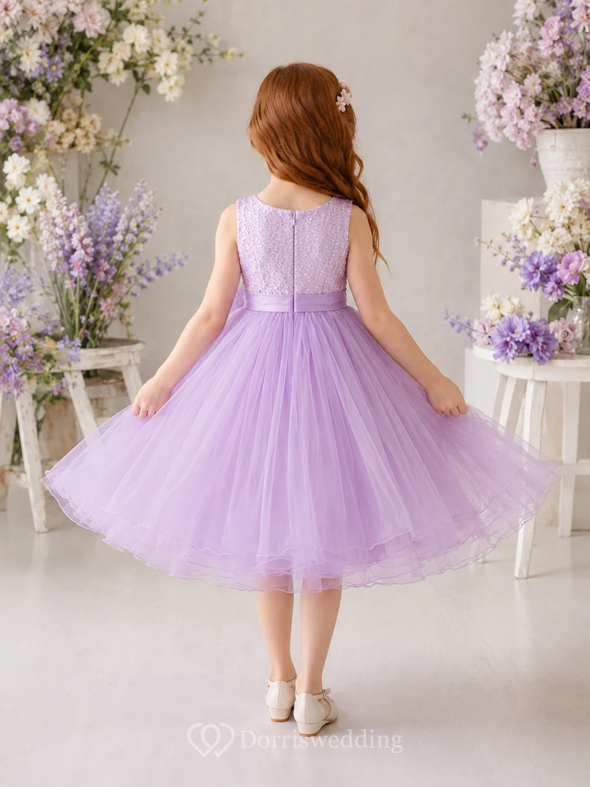 Robe de demoiselle d'honneur mi-longue à ceinture, sans manches, en tulle à sequins lavande, coupe trapèze, longueur thé, avec ceinture. view 2
