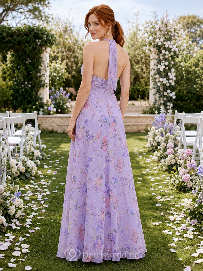 Robe longue d'invitée en mousseline à imprimé floral lavande, dos nu et fente, ornée de fleurs lavande view 2
