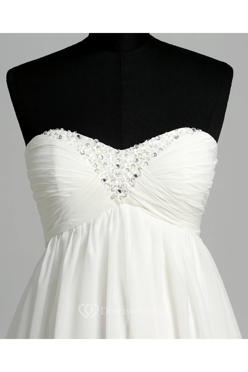 Robe de mariée en mousseline de soie, coupe trapèze, décolleté cœur sans manches, longueur au sol, avec traîne courte. view 5