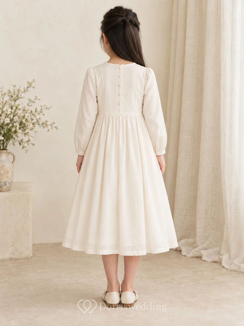 Schlichtes, dezentes, langärmeliges, cremefarbenes Blumenmädchenkleid mit schmalem Spitzeneinsatz, gerafften Bündchen, A-Linie und Knopfleiste am Rücken. view 2