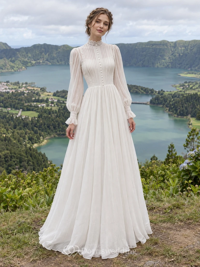 Vestido de novia vintage de corte A con cuello alto, manga larga, voile de algodón y encaje, con cola larga.
