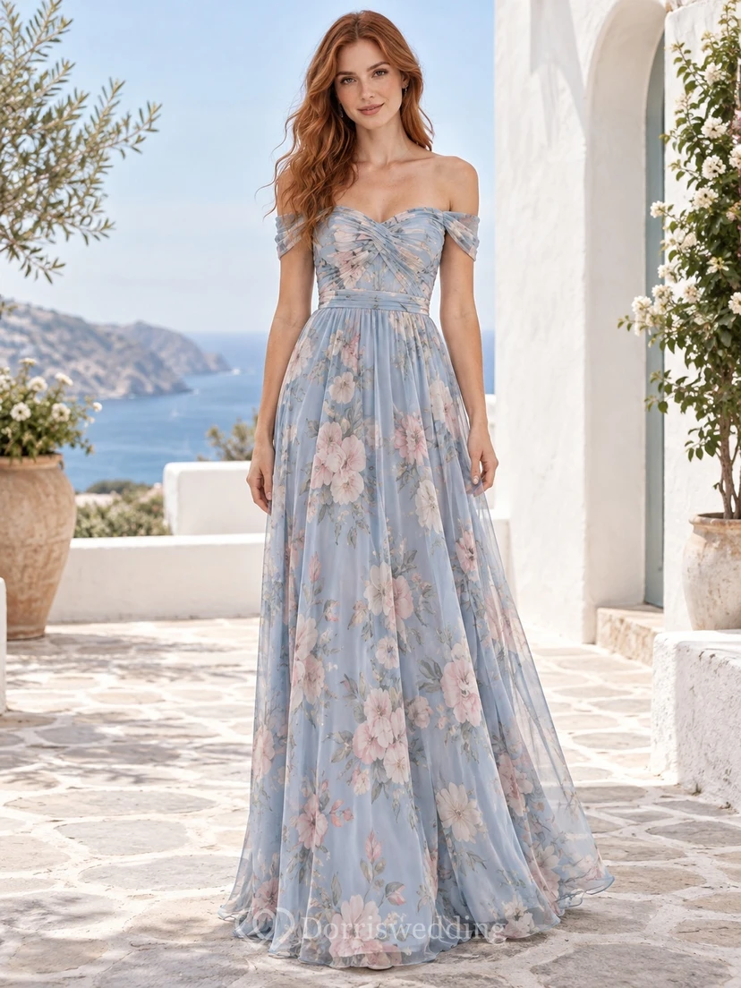 Vestido largo de dama de honor de gasa azul acero con estampado floral y escote corazón, estilo bohemio.