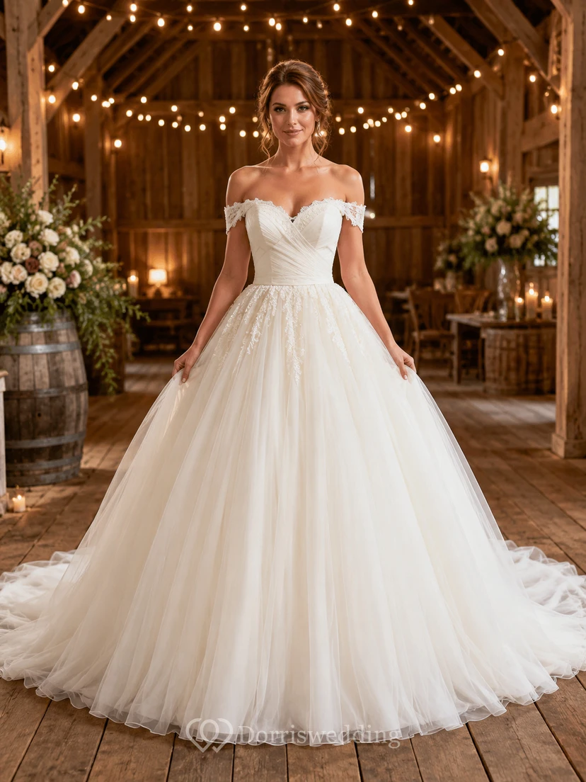 Vestido de novia de tul estilo princesa con hombros descubiertos, cola larga, detalle de volantes y escote en V bajo.
