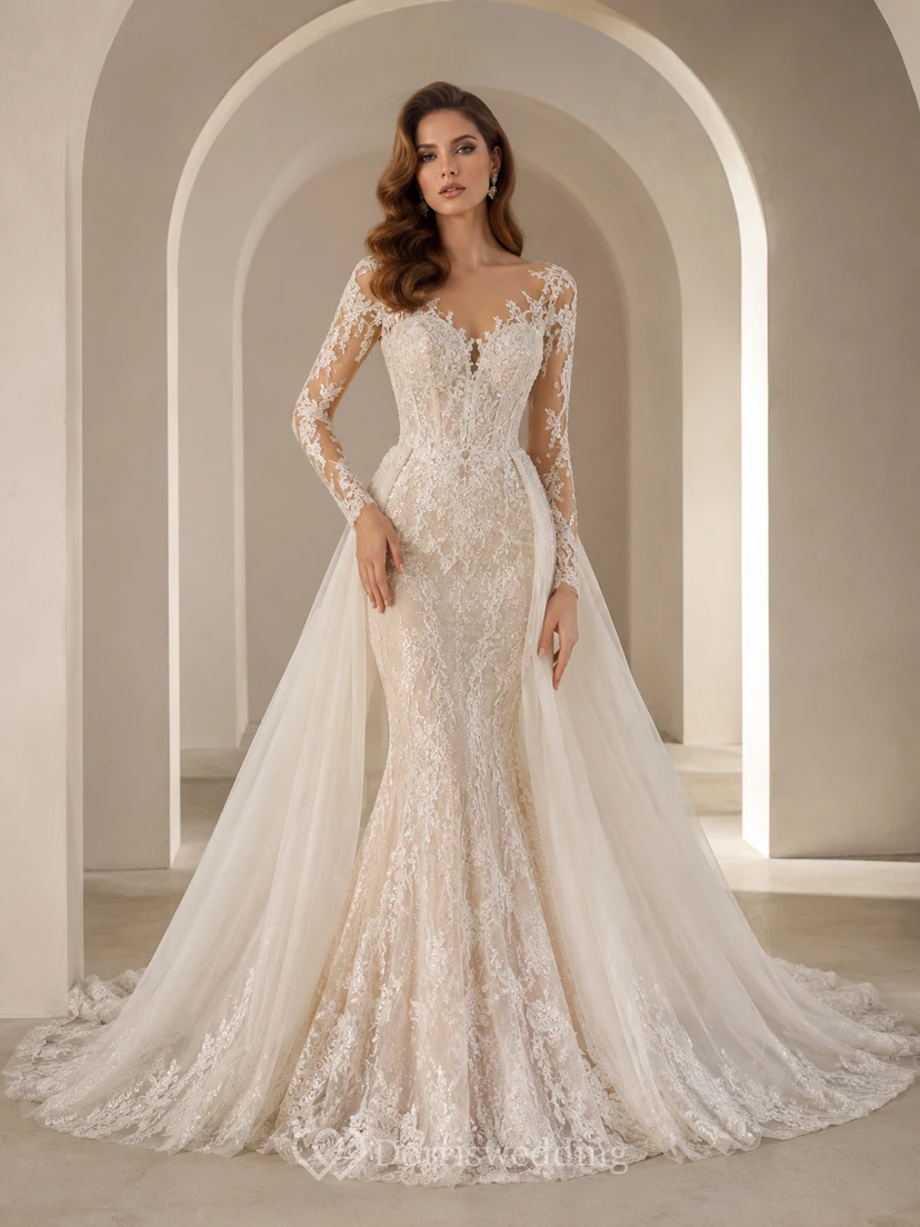 Robe de mariée sirène en dentelle épurée, décolleté en V profond, manches longues, traîne chapelle, ornée d'appliques, idéale pour une salle de bal.