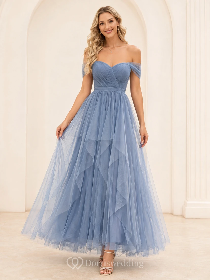 Romantisches, schieferblaues, schulterfreies Brautjungfernkleid aus Tüll mit Stufenrock und Knöchelabschluss.