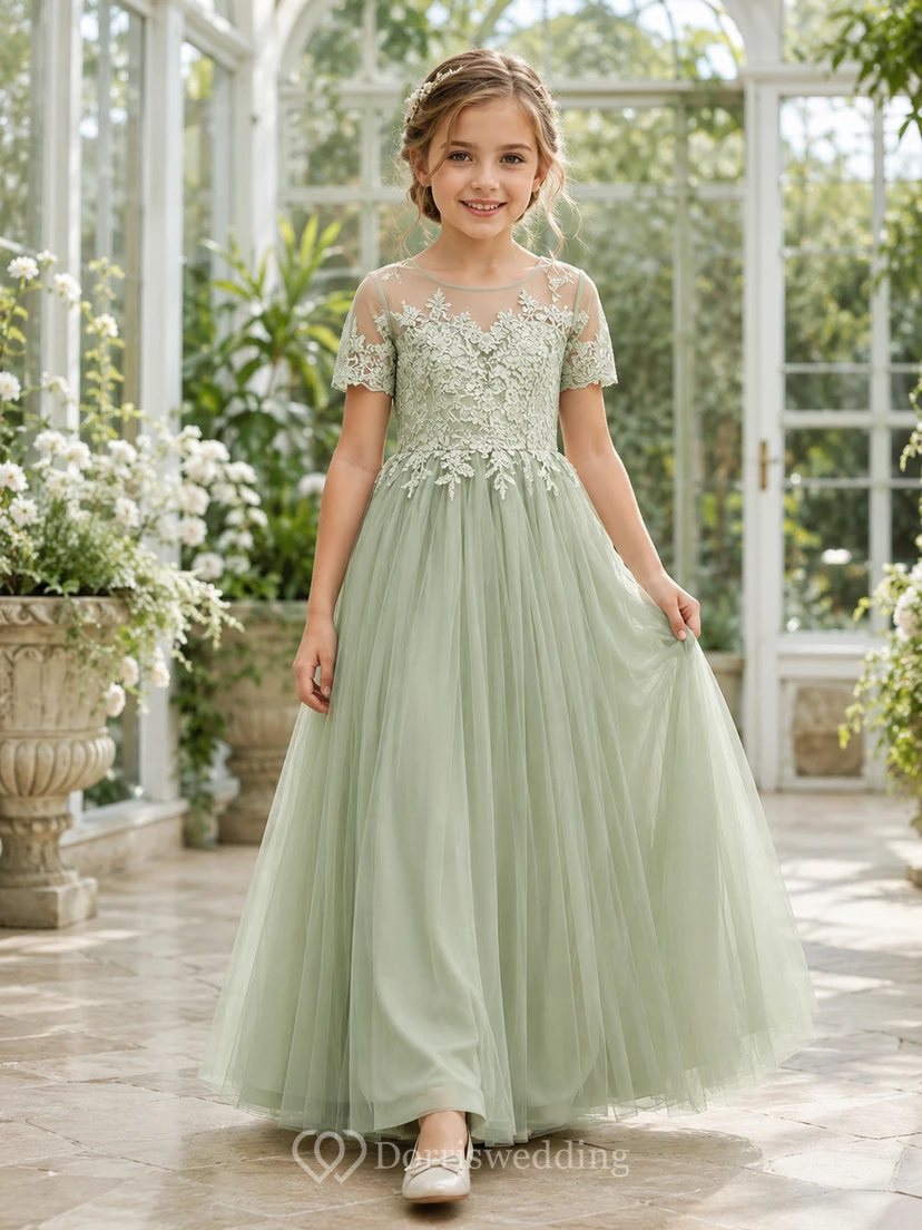 Blumenmädchenkleid aus salbeifarbener Spitze und Tüll, A-Linie, kurze Ärmel, eckiger Ausschnitt, bodenlang, mit floralen Applikationen