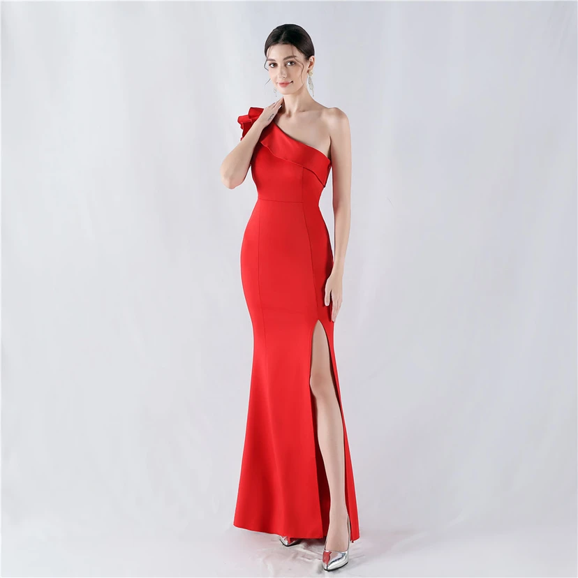 Vestido de noche asimétrico de satén con escote alto y cuello oblicuo, adornado con cuentas. view 41