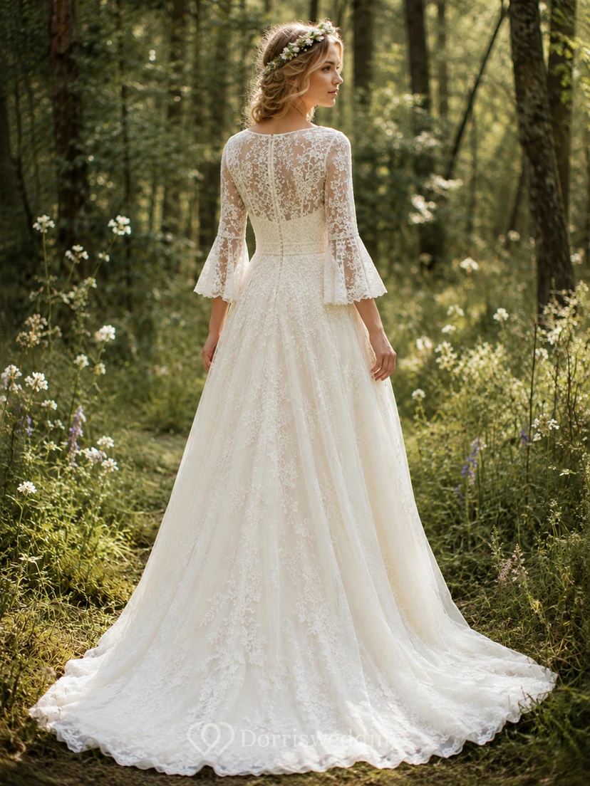 Vestido de novia bohemio discreto con escote ilusión tipo barco, mangas acampanadas y cola en línea A de encaje floral. view 2
