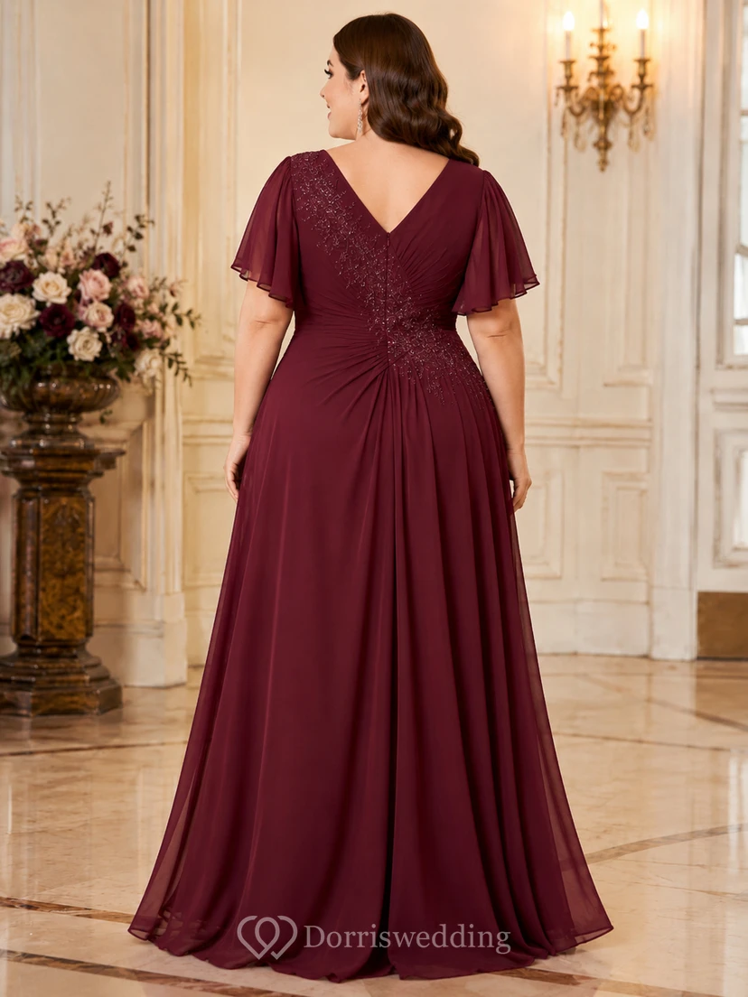 Robe de soirée grande taille en dentelle, coupe trapèze, col en V, manches courtes et fronces en dentelle, longueur au sol view 2