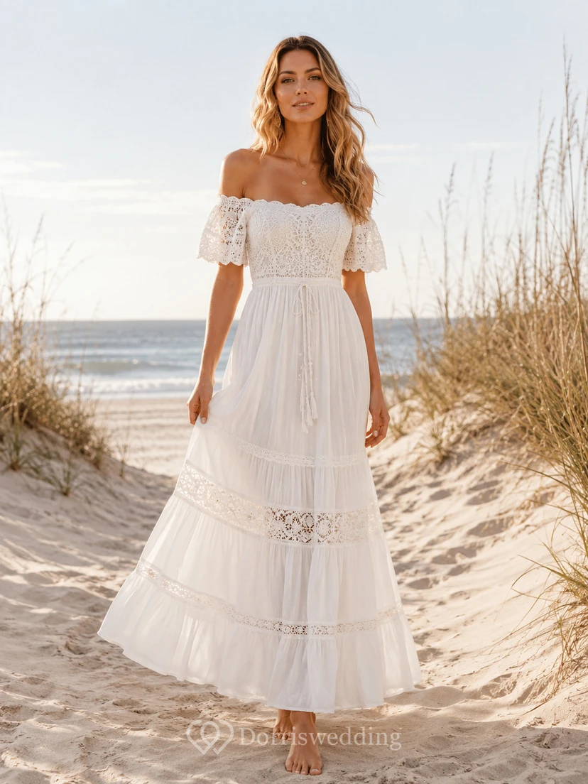 Weißes schulterfreies, gestuftes Maxikleid aus Spitze im Boho-Stil für Gäste – Damen