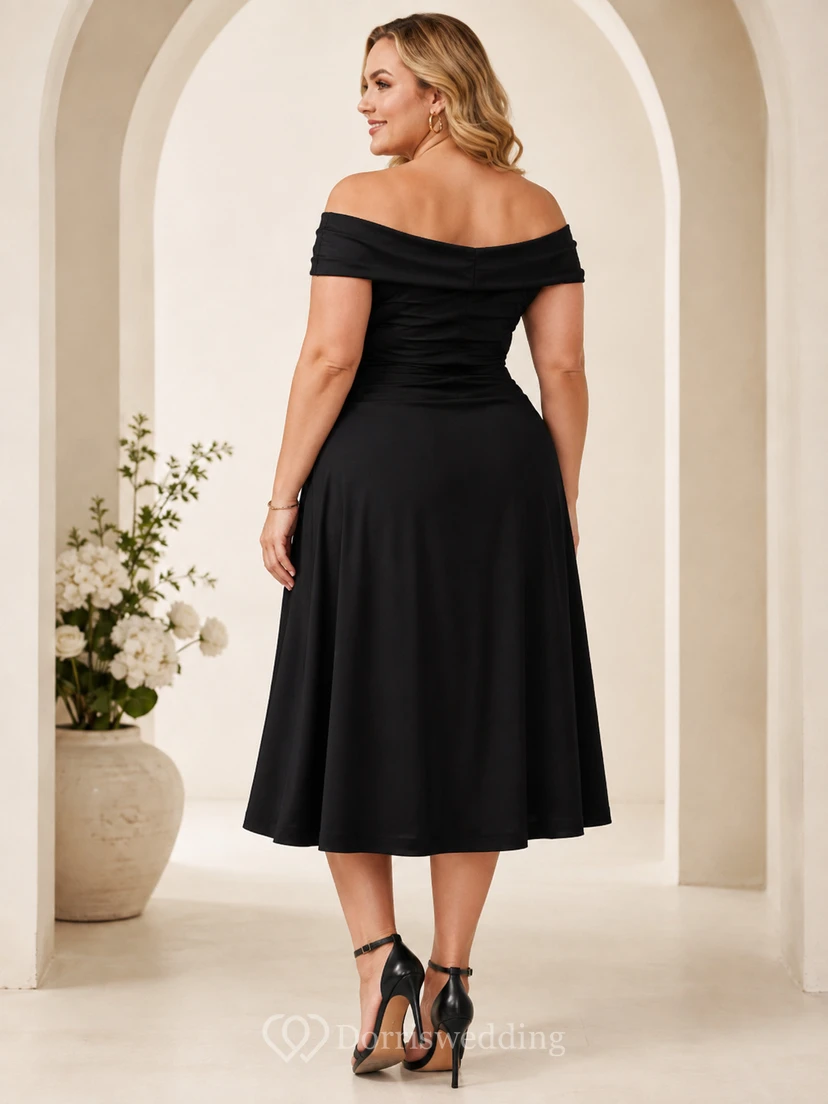 Vestido de cóctel negro de manga corta, escote Bardot, fruncido en la espalda, corte en A, largo hasta la rodilla. view 2