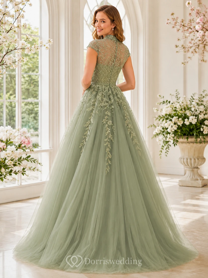 Vestido de fiesta formal de princesa para quinceañera, estilo princesa, de cuello alto y manga corta, color verde salvia, con encaje floral. view 2