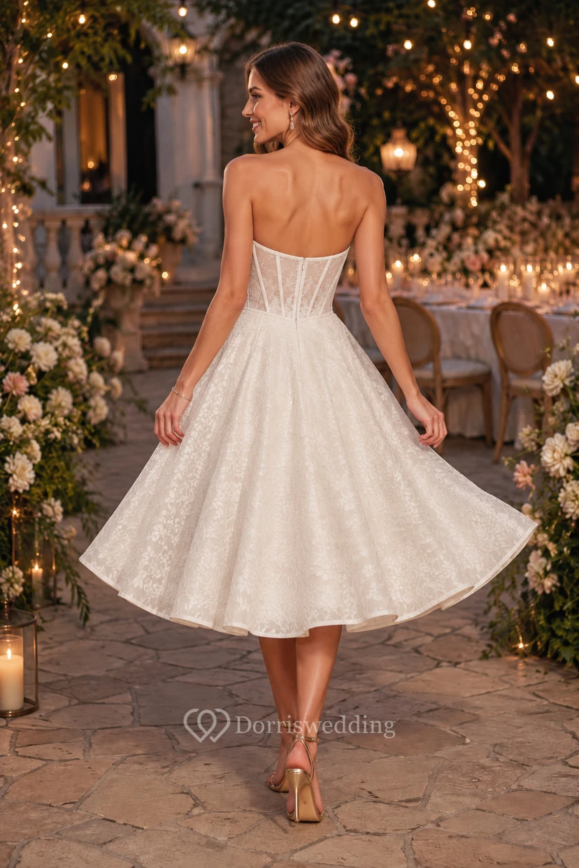 Robe de mariée bustier en tulle et dentelle, longueur thé, avec corsage corset view 2