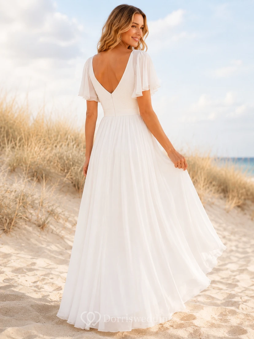 Robe de mariée bohème élégante en mousseline à décolleté en V profond et manches pétales, style plage. view 2