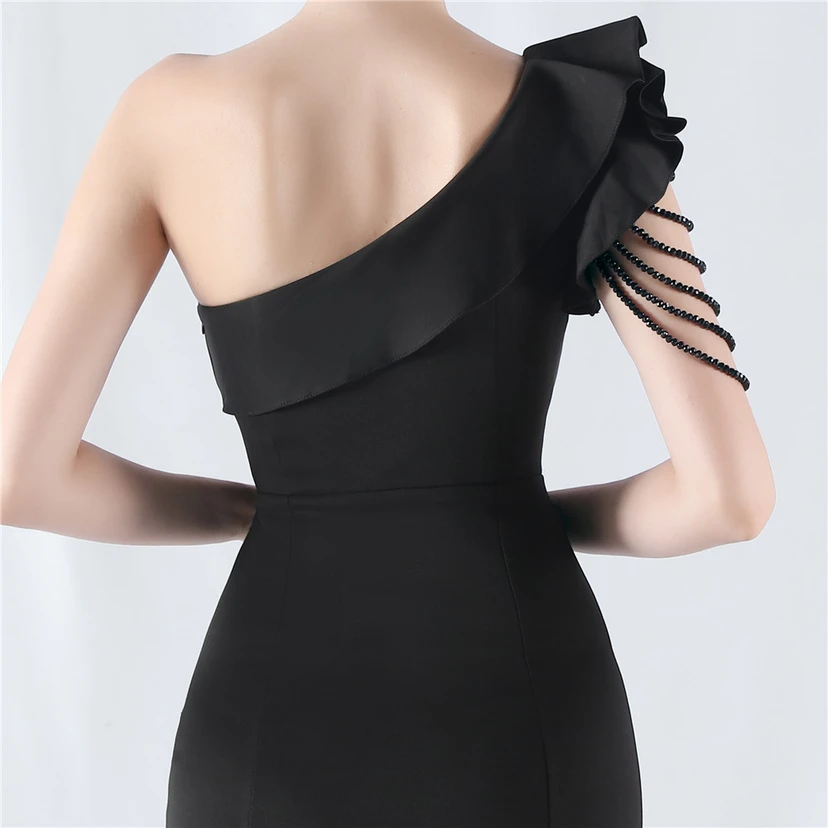 Vestido de noche asimétrico de satén con escote alto y cuello oblicuo, adornado con cuentas. view 17