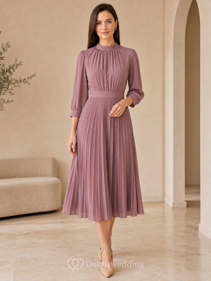 Mauvefarbenes, plissiertes Chiffonkleid mit hohem Kragen, langen Ärmeln und A-Linien-Schnitt, wadenlang, schlichtes Design